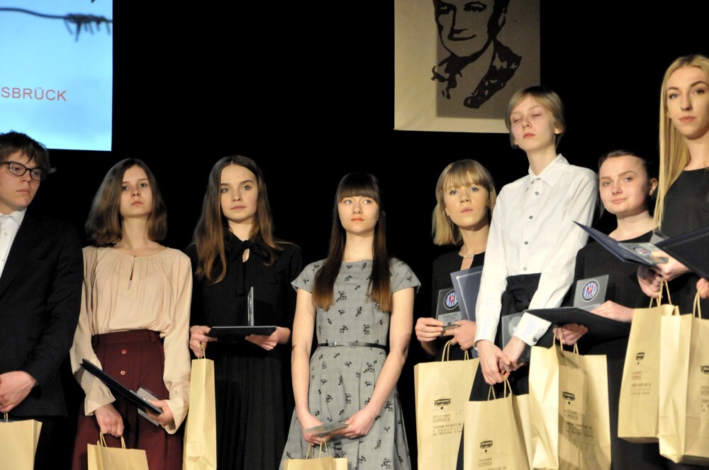 W Miejskim Centrum Kultury im. Henryka Bisty odbył się finał V Ogólnopolskiego Konkursu „W Kręgu poezji i prozy lagrowej więźniarek KL Ravensbruck”. Z 350 uczniów z całej Polski do finału dostało się 29 osób, które właśnie dzisiaj miały okazję wystąpić w Rudzie Śląskiej podczas finałowej gali.