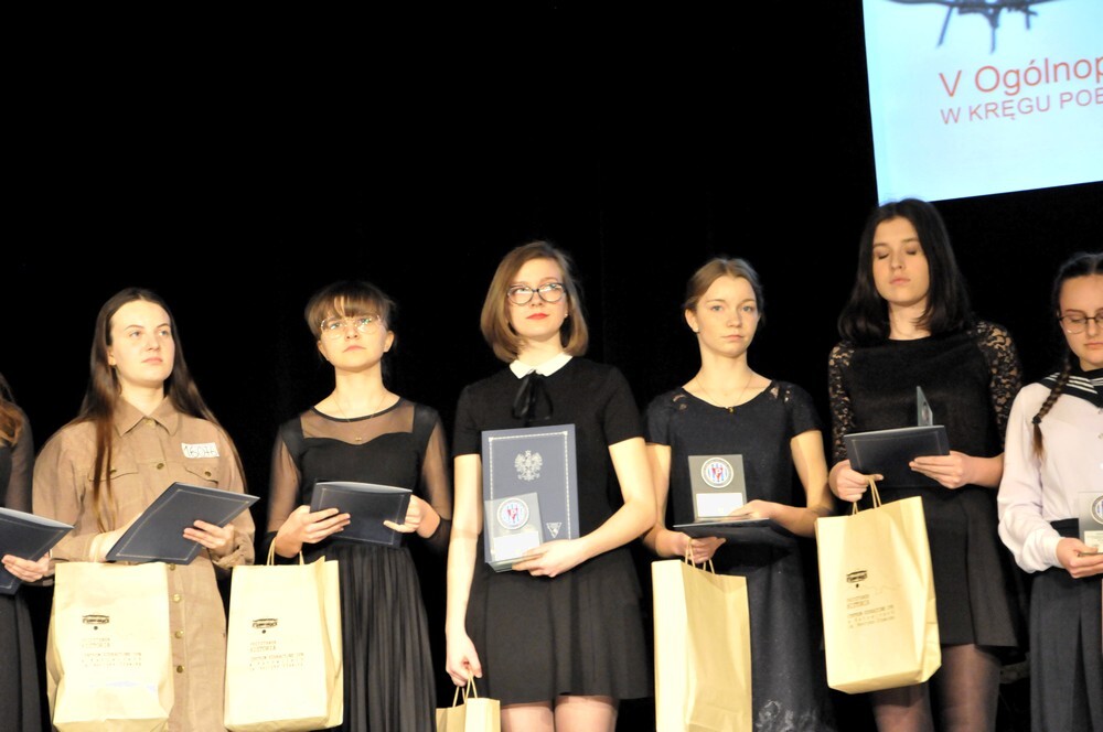 W Miejskim Centrum Kultury im. Henryka Bisty odbył się finał V Ogólnopolskiego Konkursu „W Kręgu poezji i prozy lagrowej więźniarek KL Ravensbruck”. Z 350 uczniów z całej Polski do finału dostało się 29 osób, które właśnie dzisiaj miały okazję wystąpić w Rudzie Śląskiej podczas finałowej gali.