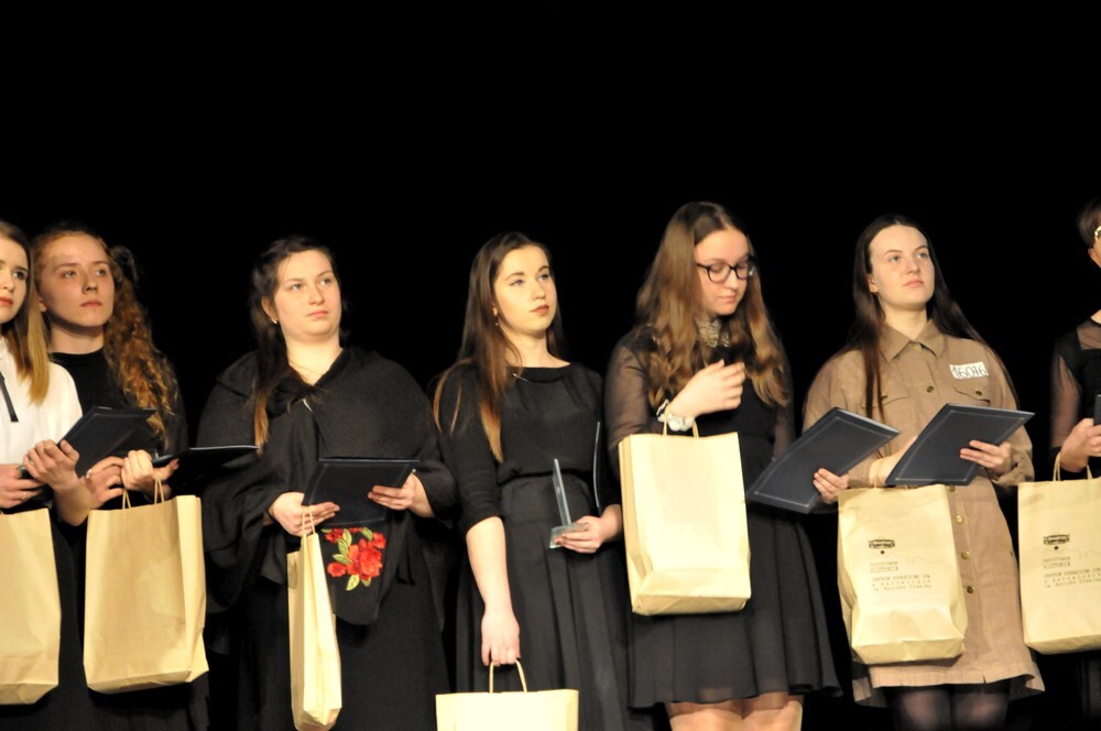 W Miejskim Centrum Kultury im. Henryka Bisty odbył się finał V Ogólnopolskiego Konkursu „W Kręgu poezji i prozy lagrowej więźniarek KL Ravensbruck”. Z 350 uczniów z całej Polski do finału dostało się 29 osób, które właśnie dzisiaj miały okazję wystąpić w Rudzie Śląskiej podczas finałowej gali.