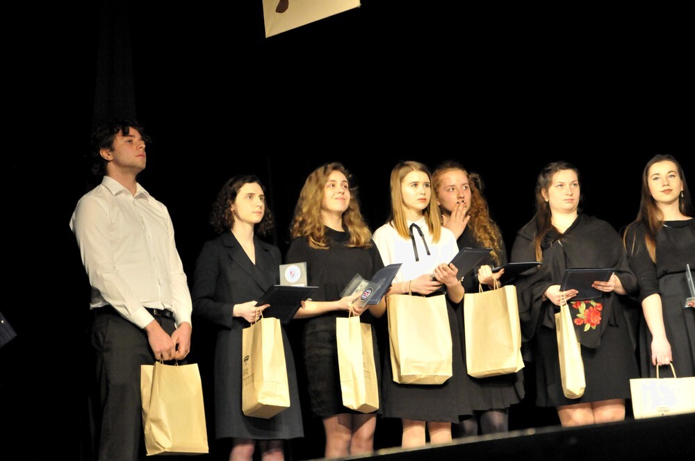 W Miejskim Centrum Kultury im. Henryka Bisty odbył się finał V Ogólnopolskiego Konkursu „W Kręgu poezji i prozy lagrowej więźniarek KL Ravensbruck”. Z 350 uczniów z całej Polski do finału dostało się 29 osób, które właśnie dzisiaj miały okazję wystąpić w Rudzie Śląskiej podczas finałowej gali.