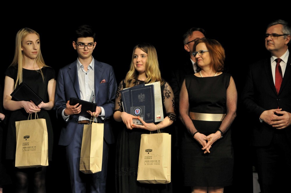 W Miejskim Centrum Kultury im. Henryka Bisty odbył się finał V Ogólnopolskiego Konkursu „W Kręgu poezji i prozy lagrowej więźniarek KL Ravensbruck”. Z 350 uczniów z całej Polski do finału dostało się 29 osób, które właśnie dzisiaj miały okazję wystąpić w Rudzie Śląskiej podczas finałowej gali.