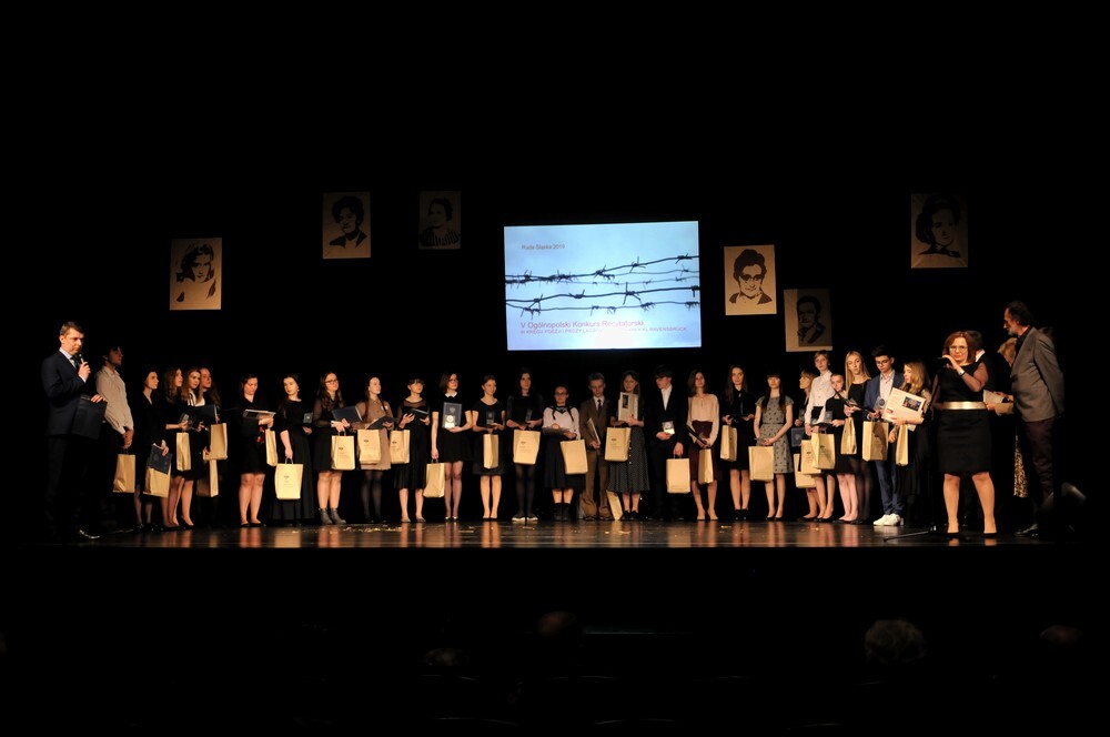 W Miejskim Centrum Kultury im. Henryka Bisty odbył się finał V Ogólnopolskiego Konkursu „W Kręgu poezji i prozy lagrowej więźniarek KL Ravensbruck”. Z 350 uczniów z całej Polski do finału dostało się 29 osób, które właśnie dzisiaj miały okazję wystąpić w Rudzie Śląskiej podczas finałowej gali.