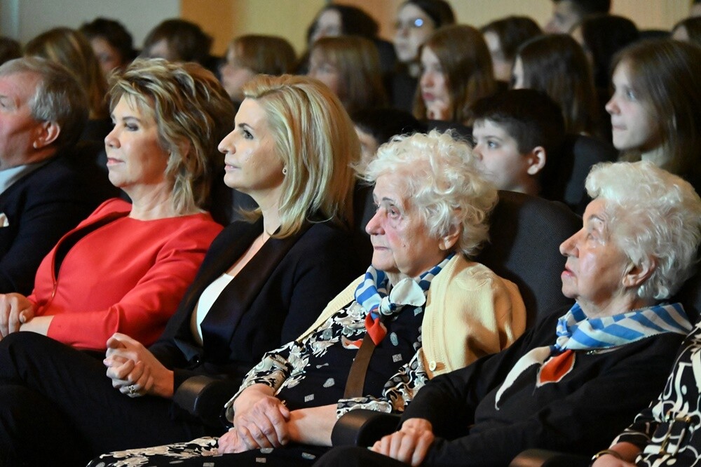 Wczoraj w Miejskim Centrum Kultury im. Henryka Bisty odbył się finał Ogólnopolskiego Konkursu "W kręgu poezji i prozy lagrowej więźniarek KL Ravensbr�źck".

fot. UM Ruda Śląska