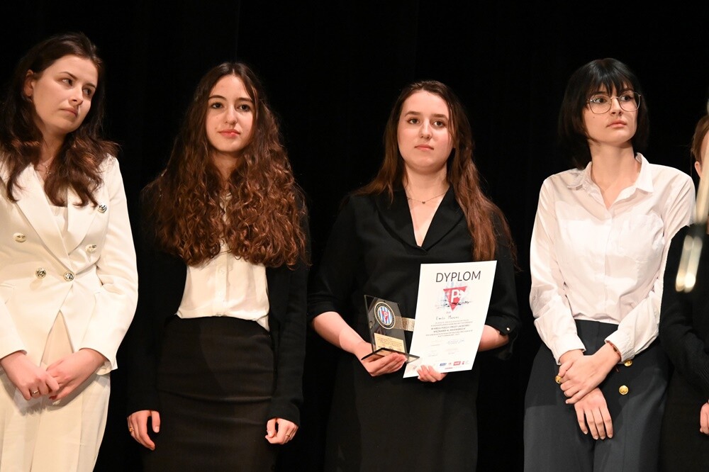 Wczoraj w Miejskim Centrum Kultury im. Henryka Bisty odbył się finał Ogólnopolskiego Konkursu "W kręgu poezji i prozy lagrowej więźniarek KL Ravensbr�źck".

fot. UM Ruda Śląska