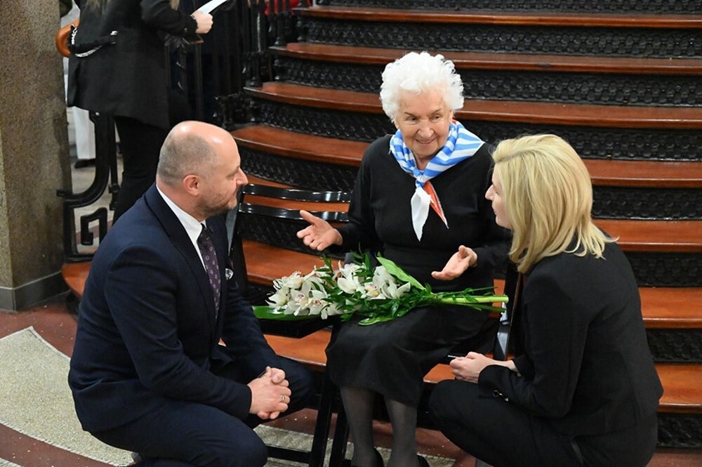 Wczoraj w Miejskim Centrum Kultury im. Henryka Bisty odbył się finał Ogólnopolskiego Konkursu "W kręgu poezji i prozy lagrowej więźniarek KL Ravensbr�źck".

fot. UM Ruda Śląska