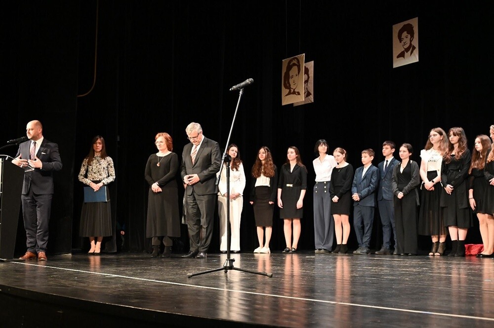 Wczoraj w Miejskim Centrum Kultury im. Henryka Bisty odbył się finał Ogólnopolskiego Konkursu "W kręgu poezji i prozy lagrowej więźniarek KL Ravensbr�źck".

fot. UM Ruda Śląska