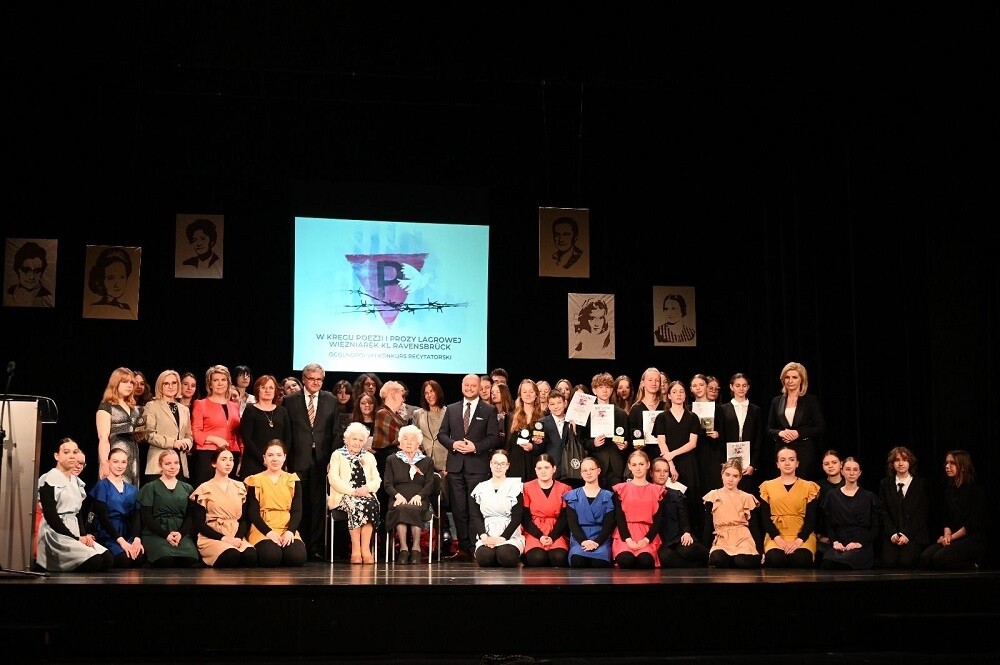 Wczoraj w Miejskim Centrum Kultury im. Henryka Bisty odbył się finał Ogólnopolskiego Konkursu "W kręgu poezji i prozy lagrowej więźniarek KL Ravensbr�źck".

fot. UM Ruda Śląska