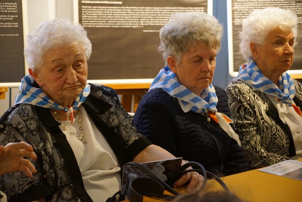 W Miejskim Centrum Kultury odbyła się czwarta edycja Ogólnopolskiego Konkursu Recytatorskiego "W kręgu poezji i prozy lagrowej więźniarek KL Ravensbr�źck". Gośćmi honorowymi wydarzenia są byłe więźniarki obozu.