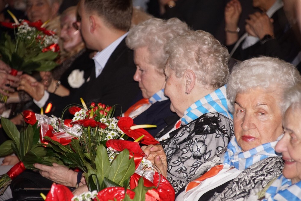 W Miejskim Centrum Kultury odbyła się czwarta edycja Ogólnopolskiego Konkursu Recytatorskiego "W kręgu poezji i prozy lagrowej więźniarek KL Ravensbr�źck". Gośćmi honorowymi wydarzenia są byłe więźniarki obozu.