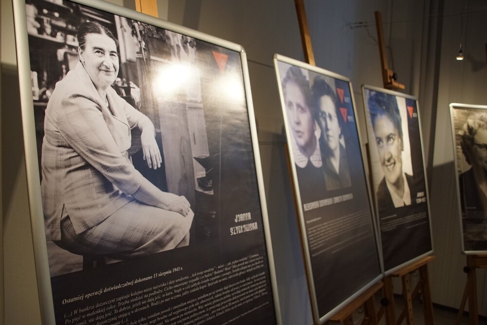 W Miejskim Centrum Kultury odbyła się czwarta edycja Ogólnopolskiego Konkursu Recytatorskiego "W kręgu poezji i prozy lagrowej więźniarek KL Ravensbr�źck". Gośćmi honorowymi wydarzenia są byłe więźniarki obozu.