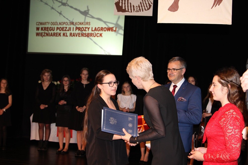 W Miejskim Centrum Kultury odbyła się czwarta edycja Ogólnopolskiego Konkursu Recytatorskiego "W kręgu poezji i prozy lagrowej więźniarek KL Ravensbr�źck". Gośćmi honorowymi wydarzenia są byłe więźniarki obozu.