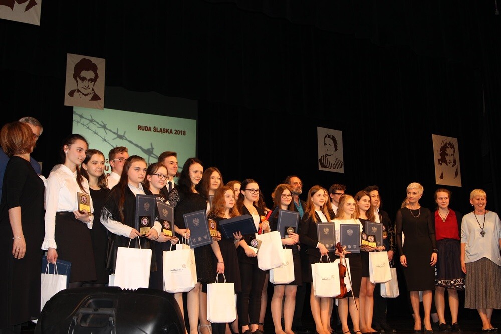 W Miejskim Centrum Kultury odbyła się czwarta edycja Ogólnopolskiego Konkursu Recytatorskiego "W kręgu poezji i prozy lagrowej więźniarek KL Ravensbr�źck". Gośćmi honorowymi wydarzenia są byłe więźniarki obozu.