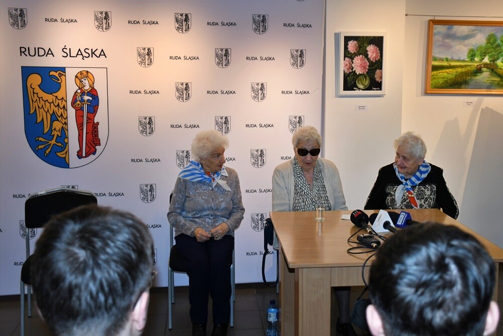 Gala Finałowa Konkursu recytatorskiego "W kręgu poezji lagrowej więźniarek obozu Ravensbr�źck" odbyła się w Miejskim Centrum Kultury im. H. Bisty. Laureaci półfinałów zaprezentowali się na scenie przed byłymi więźniarkami KL Ravensbr�źck, ich rodzinami i uczniami rudzkich szkół. 

fot. Jacek Knapik