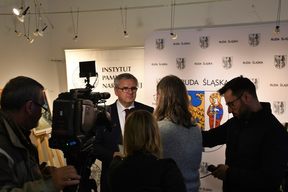 Gala Finałowa Konkursu recytatorskiego "W kręgu poezji lagrowej więźniarek obozu Ravensbr�źck" odbyła się w Miejskim Centrum Kultury im. H. Bisty. Laureaci półfinałów zaprezentowali się na scenie przed byłymi więźniarkami KL Ravensbr�źck, ich rodzinami i uczniami rudzkich szkół. 

fot. Jacek Knapik