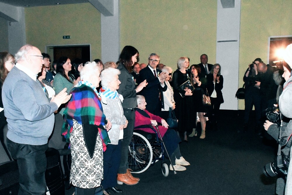 Gala Finałowa Konkursu recytatorskiego "W kręgu poezji lagrowej więźniarek obozu Ravensbr�źck" odbyła się w Miejskim Centrum Kultury im. H. Bisty. Laureaci półfinałów zaprezentowali się na scenie przed byłymi więźniarkami KL Ravensbr�źck, ich rodzinami i uczniami rudzkich szkół. 

fot. Jacek Knapik