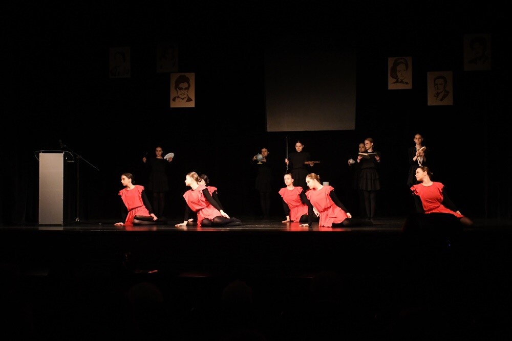 Gala Finałowa Konkursu recytatorskiego "W kręgu poezji lagrowej więźniarek obozu Ravensbr�źck" odbyła się w Miejskim Centrum Kultury im. H. Bisty. Laureaci półfinałów zaprezentowali się na scenie przed byłymi więźniarkami KL Ravensbr�źck, ich rodzinami i uczniami rudzkich szkół. 

fot. Jacek Knapik