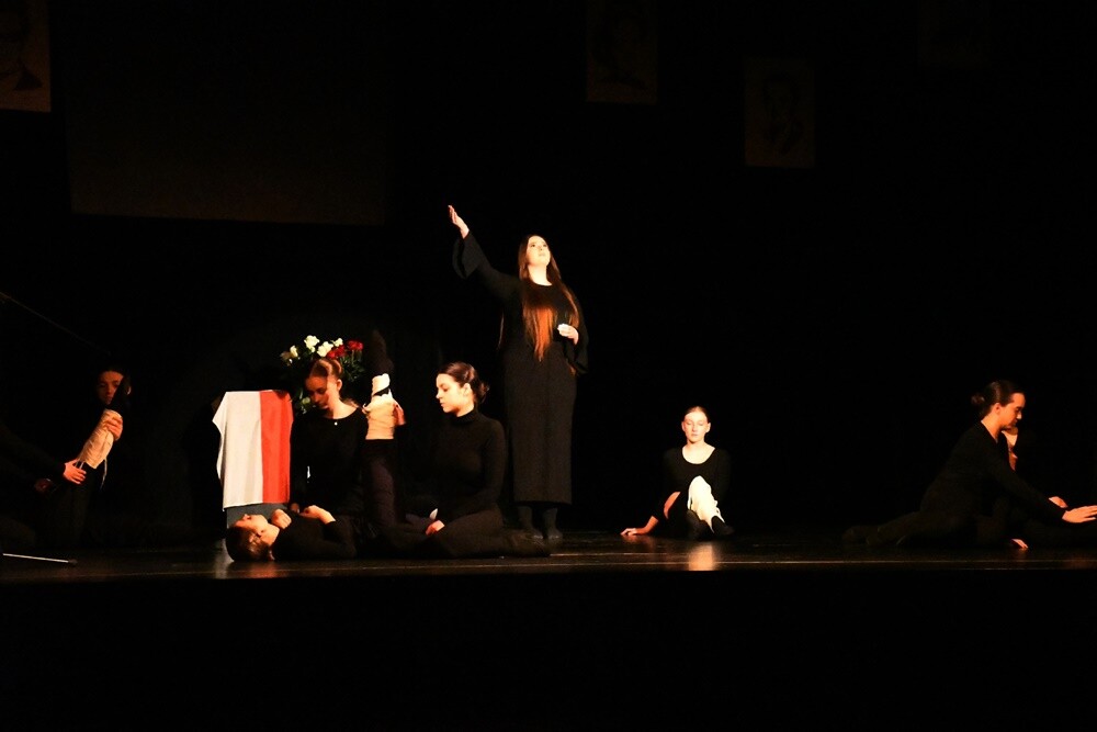 Gala Finałowa Konkursu recytatorskiego "W kręgu poezji lagrowej więźniarek obozu Ravensbr�źck" odbyła się w Miejskim Centrum Kultury im. H. Bisty. Laureaci półfinałów zaprezentowali się na scenie przed byłymi więźniarkami KL Ravensbr�źck, ich rodzinami i uczniami rudzkich szkół. 

fot. Jacek Knapik