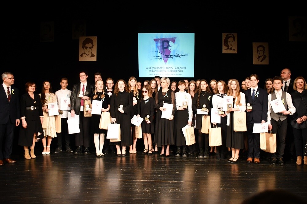 Gala Finałowa Konkursu recytatorskiego "W kręgu poezji lagrowej więźniarek obozu Ravensbr�źck" odbyła się w Miejskim Centrum Kultury im. H. Bisty. Laureaci półfinałów zaprezentowali się na scenie przed byłymi więźniarkami KL Ravensbr�źck, ich rodzinami i uczniami rudzkich szkół. 

fot. Jacek Knapik