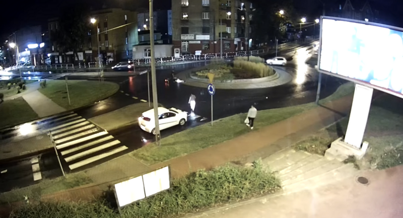 W niedzielę na rondzie w Wirku doszło do kolizji i potrącenia pieszej [WIDEO]
