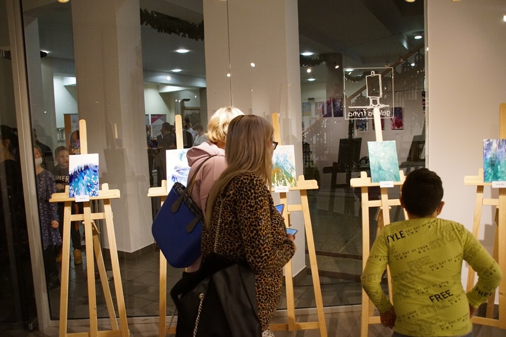 Wczoraj w Miejskim Centrum Kultury im. Henryka Bisty odbył się wernisaż wystawy prac uczniów Szkoły Podstawowej nr 35 Specjalnej w Rudzie Śląskiej - "W świecie kolorów". 