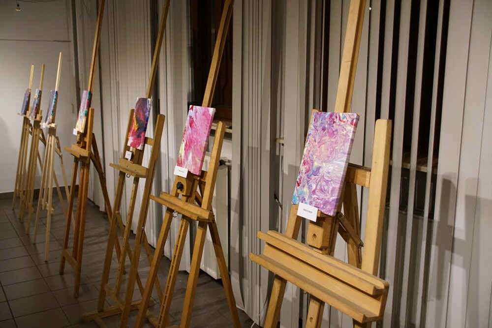 Wczoraj w Miejskim Centrum Kultury im. Henryka Bisty odbył się wernisaż wystawy prac uczniów Szkoły Podstawowej nr 35 Specjalnej w Rudzie Śląskiej - "W świecie kolorów". 