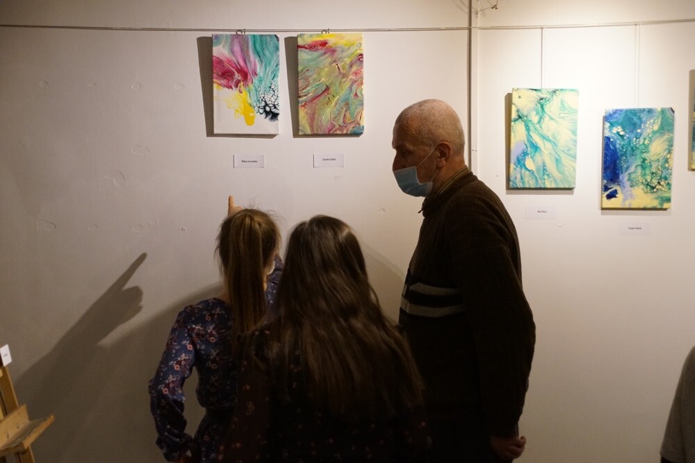 Wczoraj w Miejskim Centrum Kultury im. Henryka Bisty odbył się wernisaż wystawy prac uczniów Szkoły Podstawowej nr 35 Specjalnej w Rudzie Śląskiej - "W świecie kolorów". 