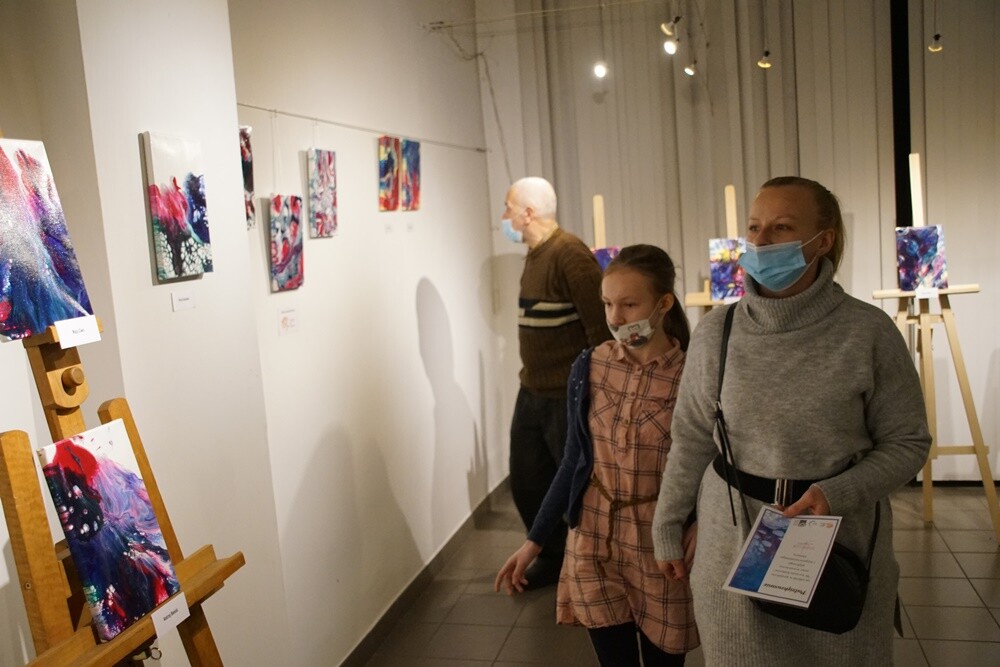 Wczoraj w Miejskim Centrum Kultury im. Henryka Bisty odbył się wernisaż wystawy prac uczniów Szkoły Podstawowej nr 35 Specjalnej w Rudzie Śląskiej - "W świecie kolorów". 