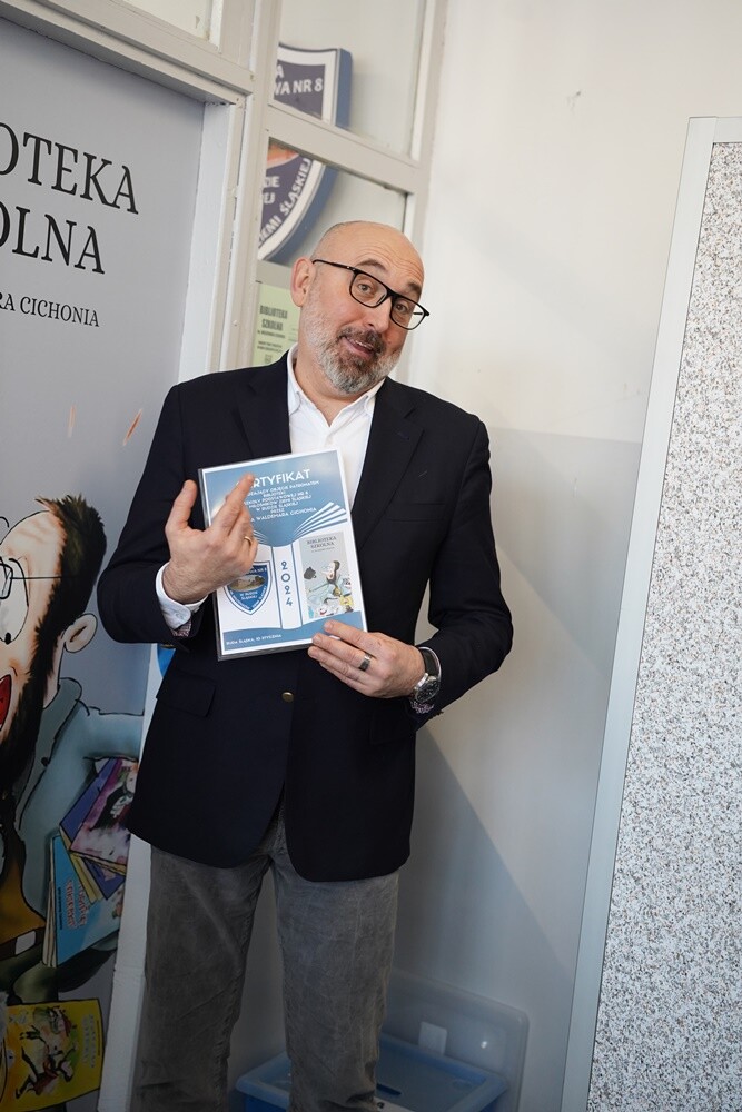 Waldemar Cichoń został patronem biblioteki szkolnej / fot. SP8
