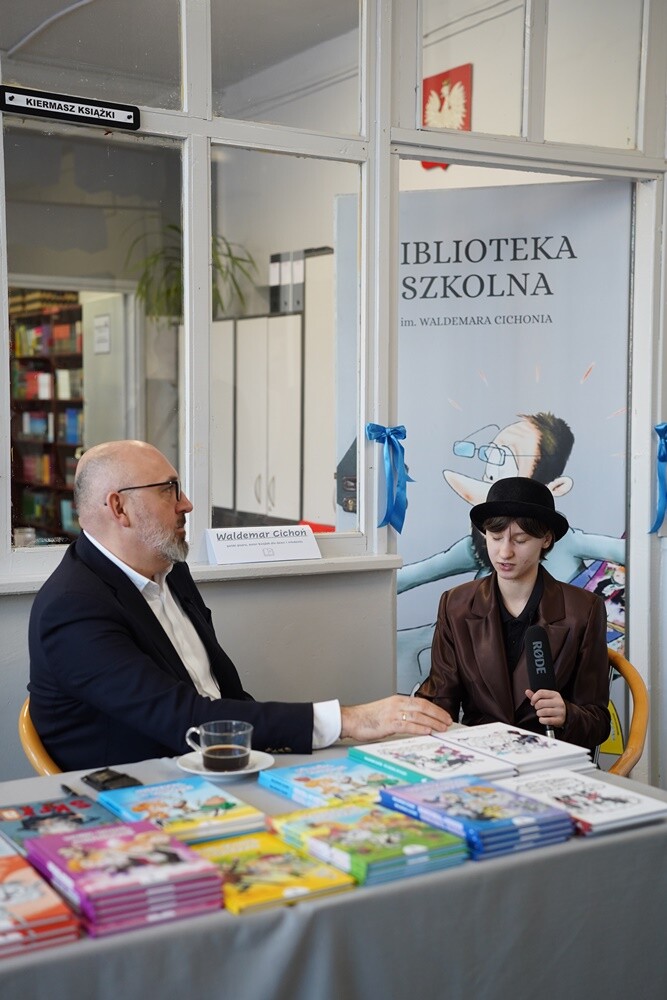 Waldemar Cichoń został patronem biblioteki szkolnej / fot. SP8