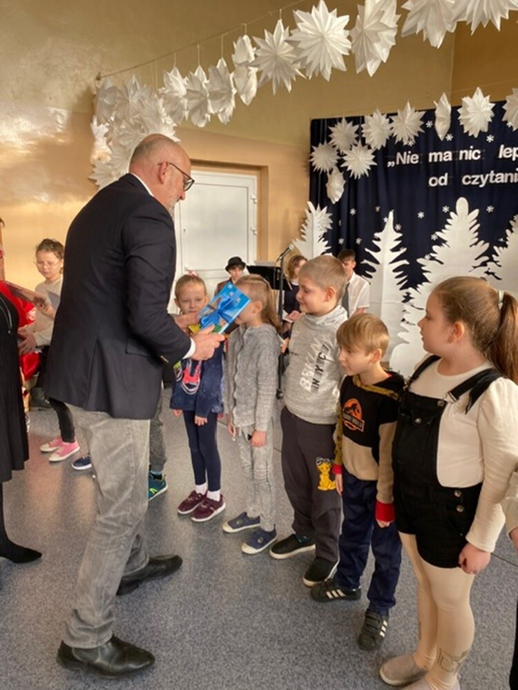 Waldemar Cichoń został patronem biblioteki szkolnej / fot. SP8
