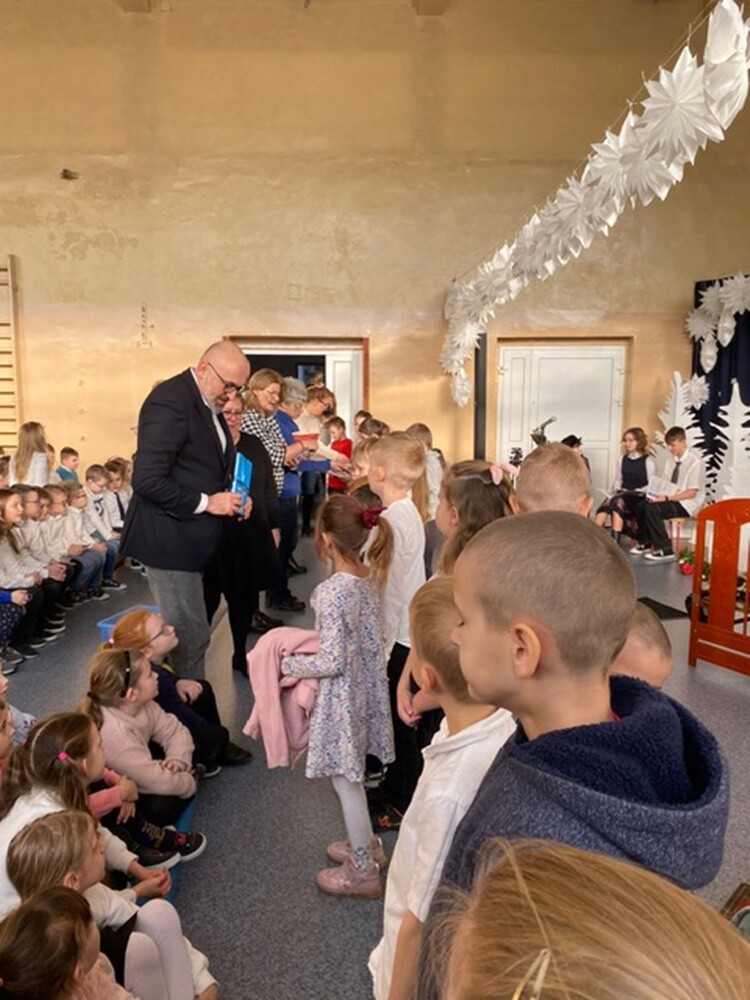 Waldemar Cichoń został patronem biblioteki szkolnej / fot. SP8