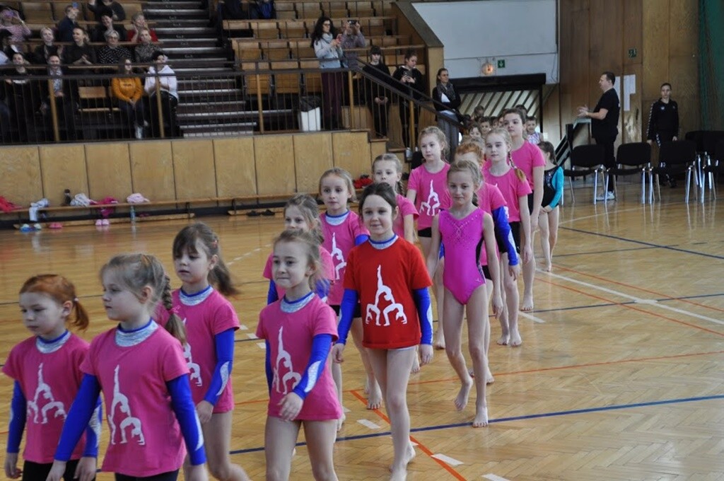 Ponad 120 zawodników akrobatyki w ostatnią sobotę przedłużyło sobie świętowanie dnia św. Walentego przez udział w Zawodach Walentynkowych w Rudzie Śląskiej.