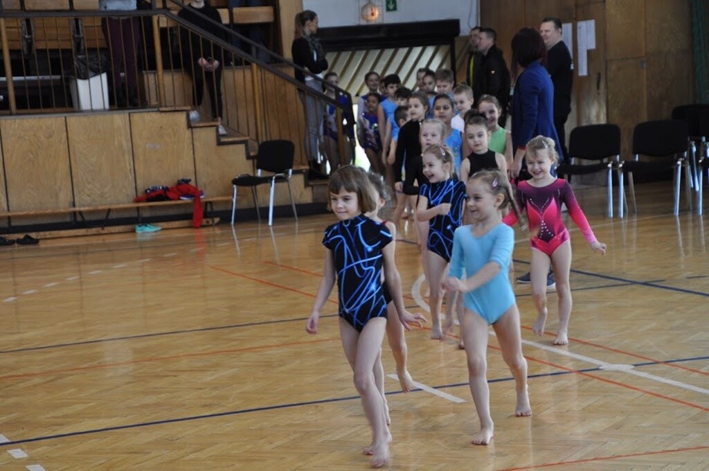 Ponad 120 zawodników akrobatyki w ostatnią sobotę przedłużyło sobie świętowanie dnia św. Walentego przez udział w Zawodach Walentynkowych w Rudzie Śląskiej.