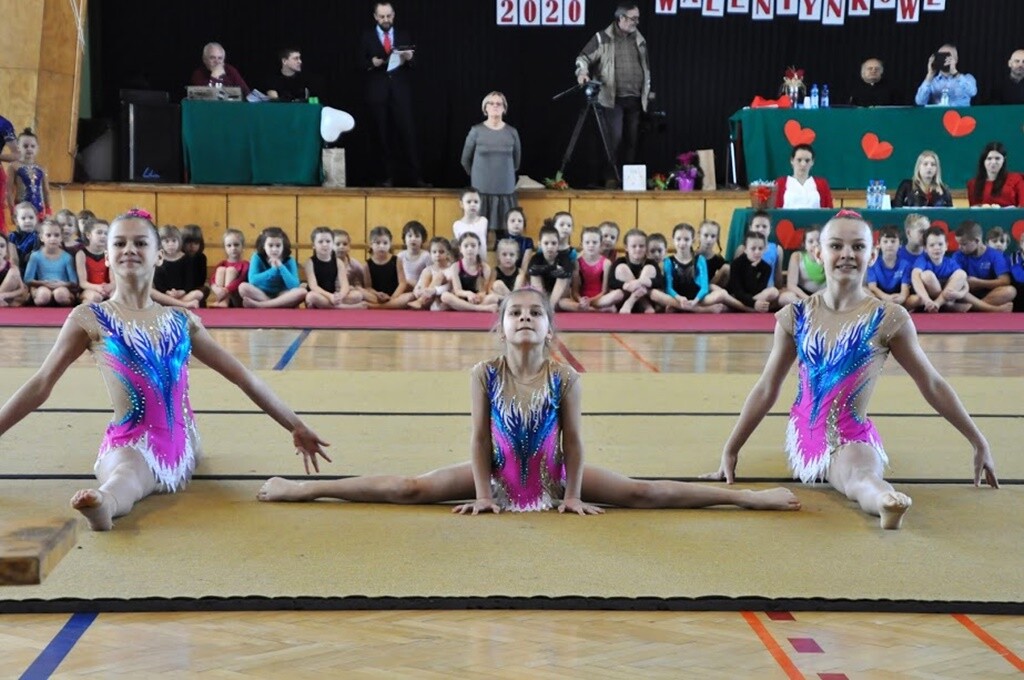 Ponad 120 zawodników akrobatyki w ostatnią sobotę przedłużyło sobie świętowanie dnia św. Walentego przez udział w Zawodach Walentynkowych w Rudzie Śląskiej.
