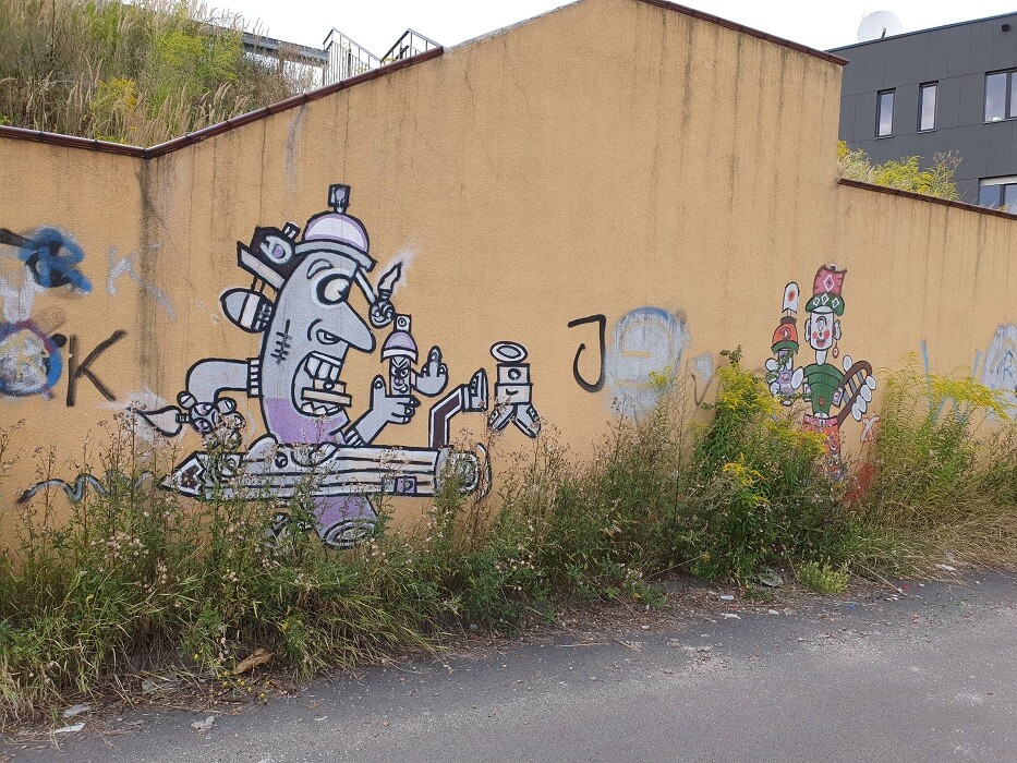 Graffiti i pseudograffiti pokrywa wiele elewacji w Rudzie Śląskiej. Niedawno mundurowi z drogówki zatrzymali „nocnego artystę”, który odpowie za zniszczenie mienia i pokrycie elewacji Szkoły Muzycznej malunkami. W zapobieganie aktom wandalizmu w mieście w postaci pseudograffiti włączyli się także społecznicy z grupy „Pogromcy Bazgrołów - Ruda Śląska". Zdjęcia pochodzą od grupy "Pogromcy Bazgrołów".