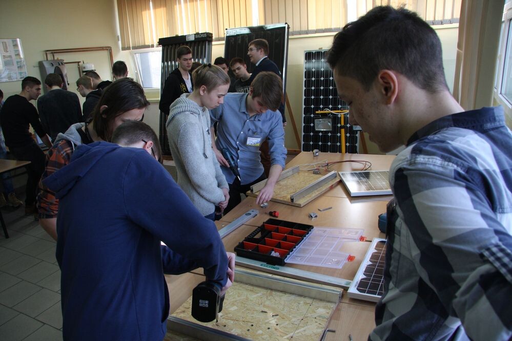 Jak posługiwać się lutownicą i do czego służy AutoCad tłumaczyli dziś młodszym kolegom uczniowie Zespołu Szkół Ponadgimnazjalnych nr 6 im. Mikołaja Kopernika w Wirku.