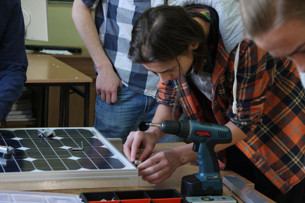 Jak posługiwać się lutownicą i do czego służy AutoCad tłumaczyli dziś młodszym kolegom uczniowie Zespołu Szkół Ponadgimnazjalnych nr 6 im. Mikołaja Kopernika w Wirku.