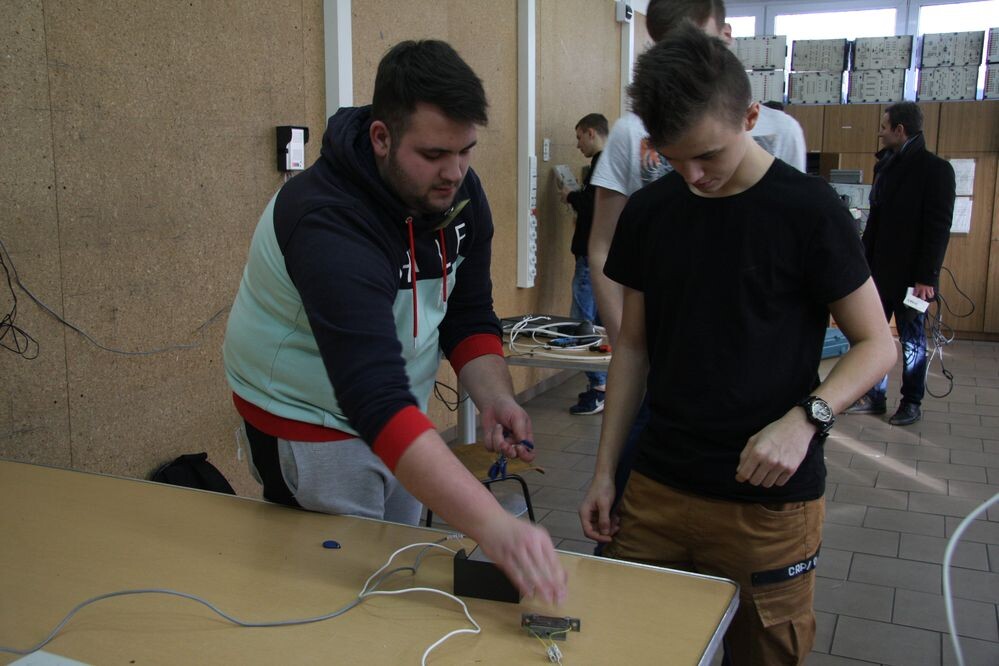 Jak posługiwać się lutownicą i do czego służy AutoCad tłumaczyli dziś młodszym kolegom uczniowie Zespołu Szkół Ponadgimnazjalnych nr 6 im. Mikołaja Kopernika w Wirku.