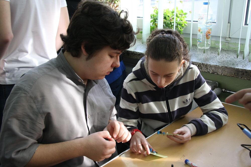 Jak posługiwać się lutownicą i do czego służy AutoCad tłumaczyli dziś młodszym kolegom uczniowie Zespołu Szkół Ponadgimnazjalnych nr 6 im. Mikołaja Kopernika w Wirku.