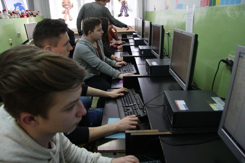 Jak posługiwać się lutownicą i do czego służy AutoCad tłumaczyli dziś młodszym kolegom uczniowie Zespołu Szkół Ponadgimnazjalnych nr 6 im. Mikołaja Kopernika w Wirku.