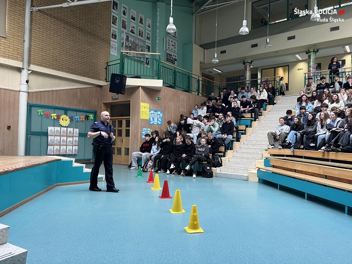 W auli Liceum Ogólnokształcącego nr 3 w Rudzie Śląskiej policjanci zorganizowali dla uczniów warsztaty "Na Drodze - Patrz i Słuchaj" na temat bezpieczeństwa na drodze i zagrożeń, jakie czyhają na pieszych / fot. KMP Ruda Śląska