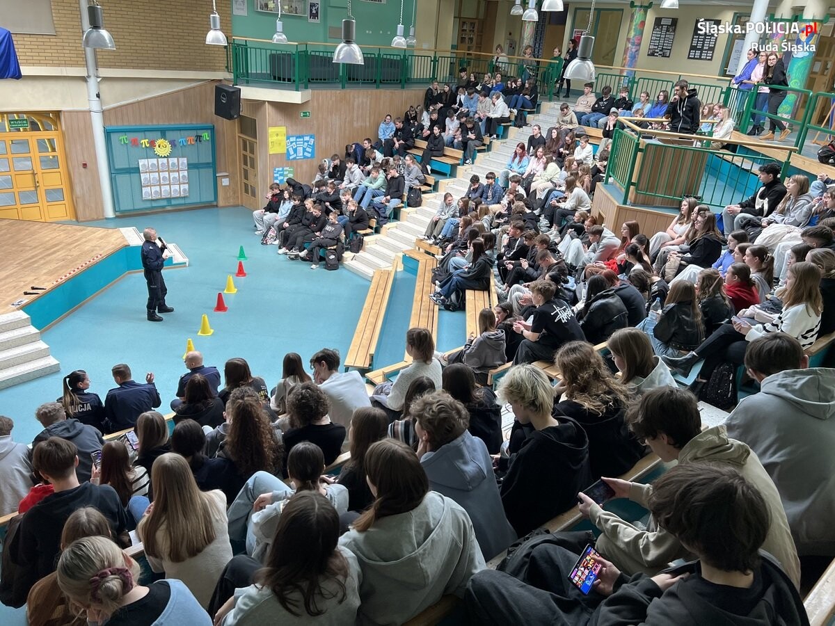 W auli Liceum Ogólnokształcącego nr 3 w Rudzie Śląskiej policjanci zorganizowali dla uczniów warsztaty "Na Drodze - Patrz i Słuchaj" na temat bezpieczeństwa na drodze i zagrożeń, jakie czyhają na pieszych / fot. KMP Ruda Śląska