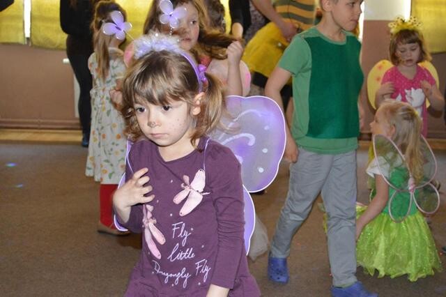 Wesoła zabawa na zielonej łące