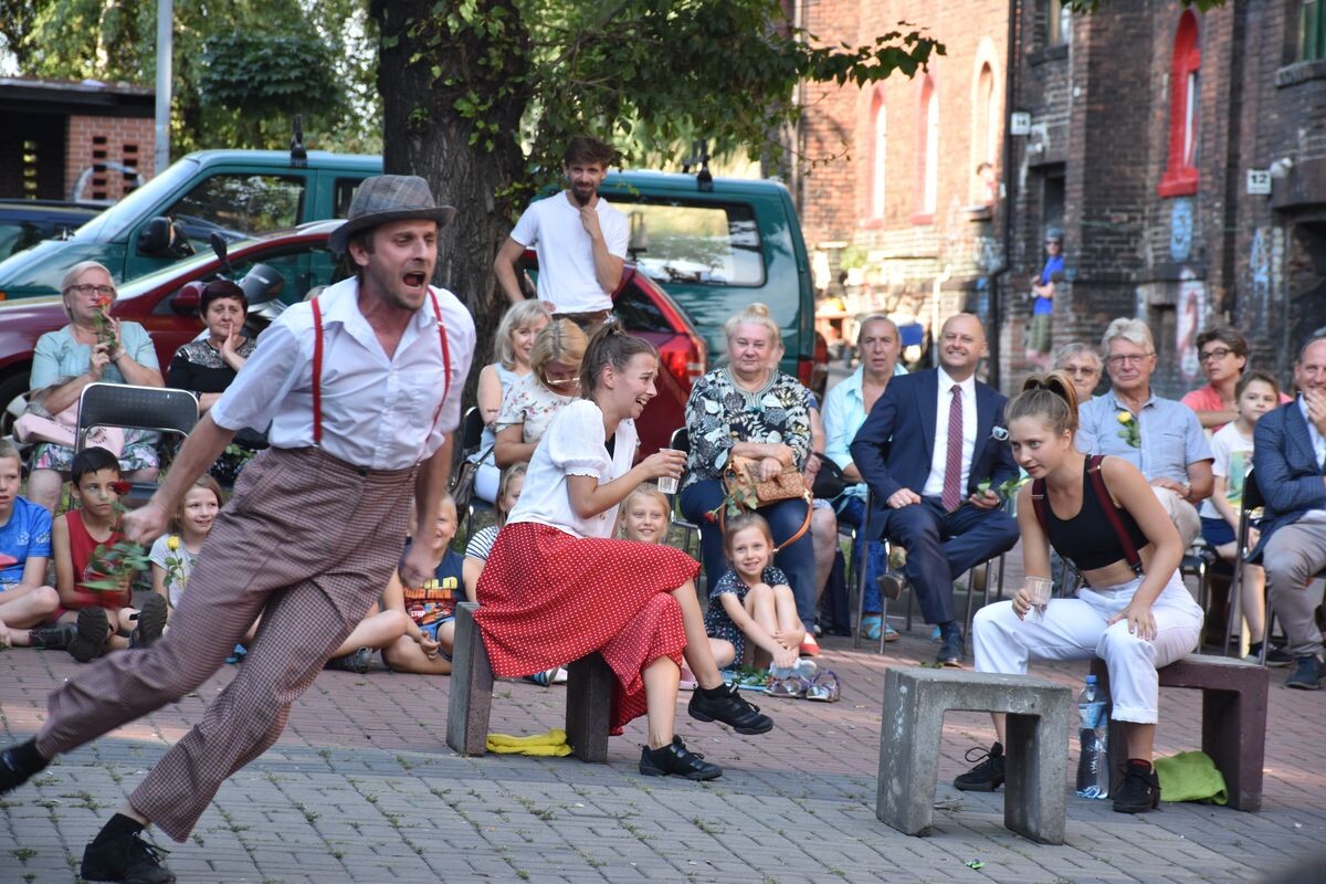 W czwartek 12 sierpnia 2021 r. o godz. 17:00 na osiedlu Kaufhaus odbyło się widowisko plenerowe „Różowisko, czyli śląskie kwiotki” w wykonaniu artystów z Centrum Sztuki i Rekreacji MOVYTZA w Rybniku / fot. MOPS Ruda Śląska