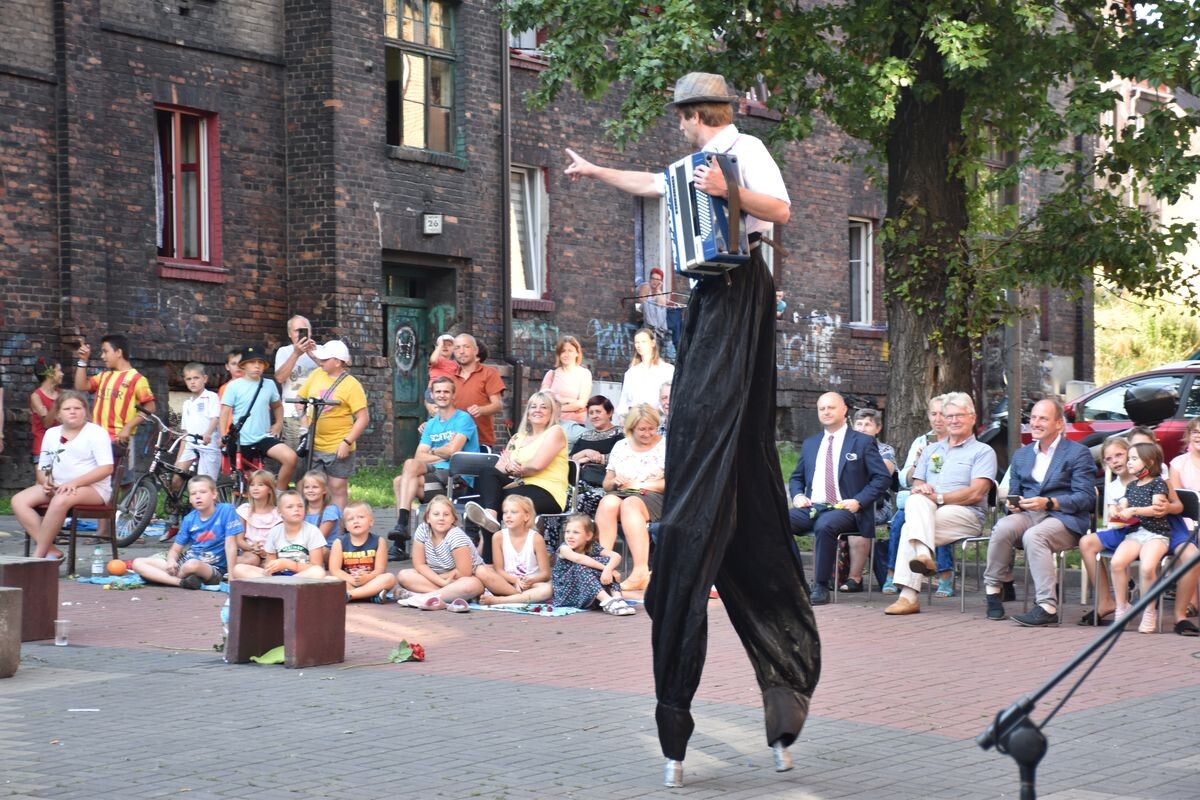 W czwartek 12 sierpnia 2021 r. o godz. 17:00 na osiedlu Kaufhaus odbyło się widowisko plenerowe „Różowisko, czyli śląskie kwiotki” w wykonaniu artystów z Centrum Sztuki i Rekreacji MOVYTZA w Rybniku / fot. MOPS Ruda Śląska