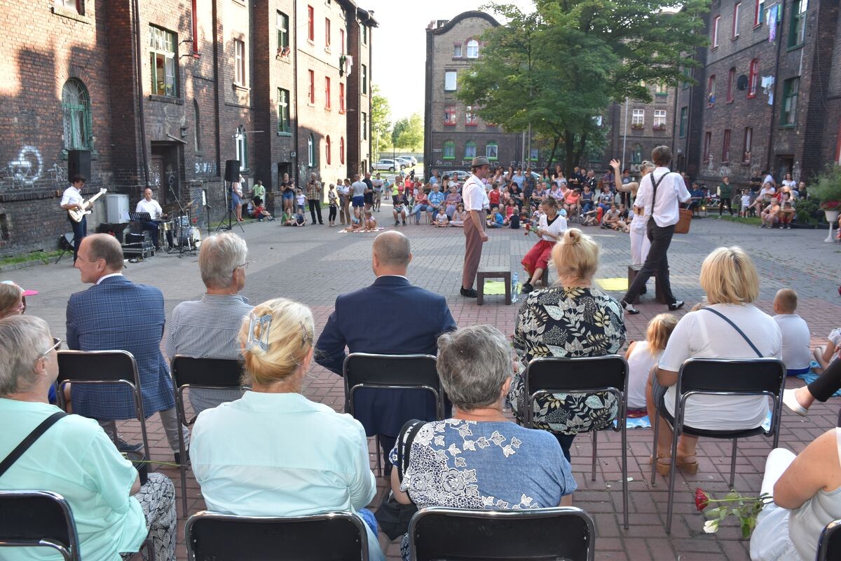 W czwartek 12 sierpnia 2021 r. o godz. 17:00 na osiedlu Kaufhaus odbyło się widowisko plenerowe „Różowisko, czyli śląskie kwiotki” w wykonaniu artystów z Centrum Sztuki i Rekreacji MOVYTZA w Rybniku / fot. MOPS Ruda Śląska