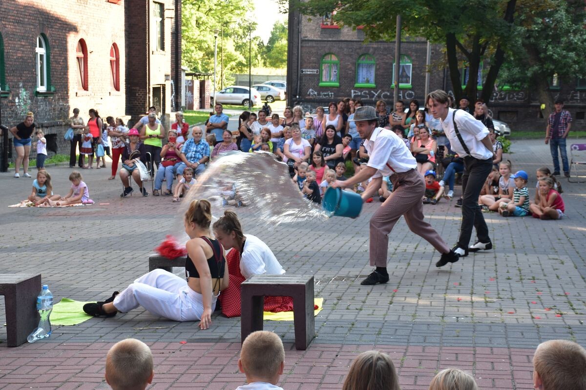 W czwartek 12 sierpnia 2021 r. o godz. 17:00 na osiedlu Kaufhaus odbyło się widowisko plenerowe „Różowisko, czyli śląskie kwiotki” w wykonaniu artystów z Centrum Sztuki i Rekreacji MOVYTZA w Rybniku / fot. MOPS Ruda Śląska