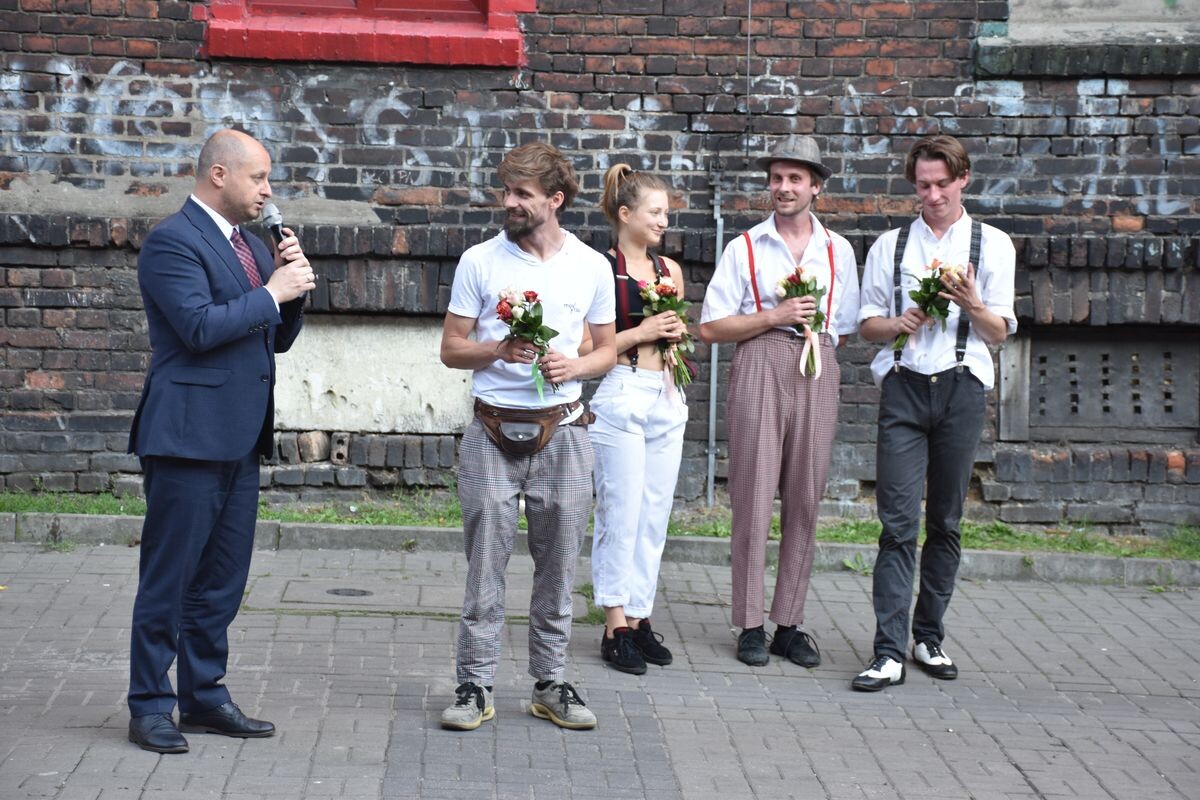 W czwartek 12 sierpnia 2021 r. o godz. 17:00 na osiedlu Kaufhaus odbyło się widowisko plenerowe „Różowisko, czyli śląskie kwiotki” w wykonaniu artystów z Centrum Sztuki i Rekreacji MOVYTZA w Rybniku / fot. MOPS Ruda Śląska