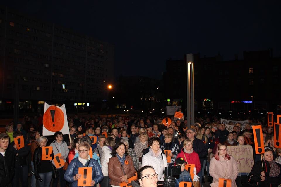 Wtorkowym wieczorem na placu Jana Pawła II w Rudzie Śląskiej przed budynkiem Urzędu Miasta odbył się wiec poparcia dla strajkujących nauczycieli. W akcji pod nazwą „Łańcuch Światła” wzięli udział przede wszystkim rudzcy pracownicy oświaty, nie zabrakło również ich rodzin oraz tych uczniów, którzy wspierają swoich pedagogów w akcji protestacyjnej.