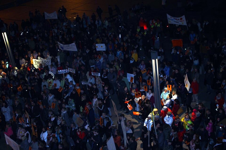 Wtorkowym wieczorem na placu Jana Pawła II w Rudzie Śląskiej przed budynkiem Urzędu Miasta odbył się wiec poparcia dla strajkujących nauczycieli. W akcji pod nazwą „Łańcuch Światła” wzięli udział przede wszystkim rudzcy pracownicy oświaty, nie zabrakło również ich rodzin oraz tych uczniów, którzy wspierają swoich pedagogów w akcji protestacyjnej.